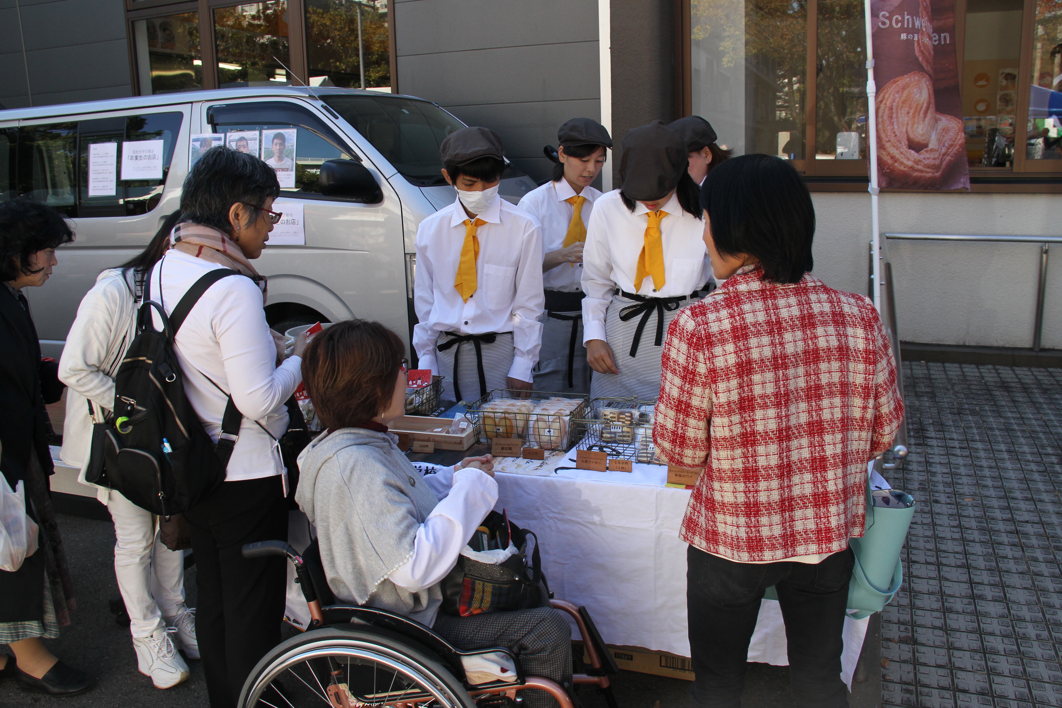 15_特別支援学校生徒によるドイツ菓子販売.JPG