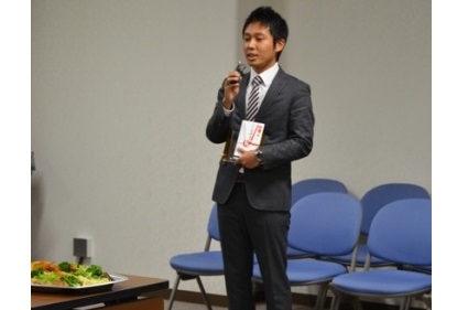 受賞のスピーチをする、田村先生