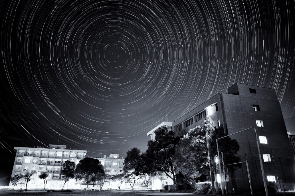 朝倉キャンパスから見た北天とペルセウス座流星群の流星（大賞）.jpg