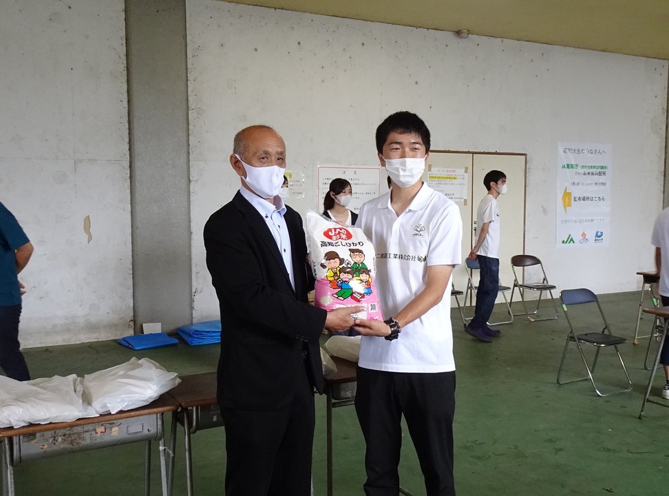 贈呈式.jpg 贈呈式.jpg