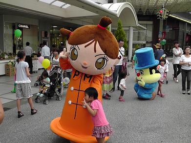 地域協働入門II】着ぐるみのプロに習った技を、商店街イベントで実践