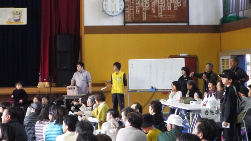 W500Q95_抽選会の補助をしています.JPG