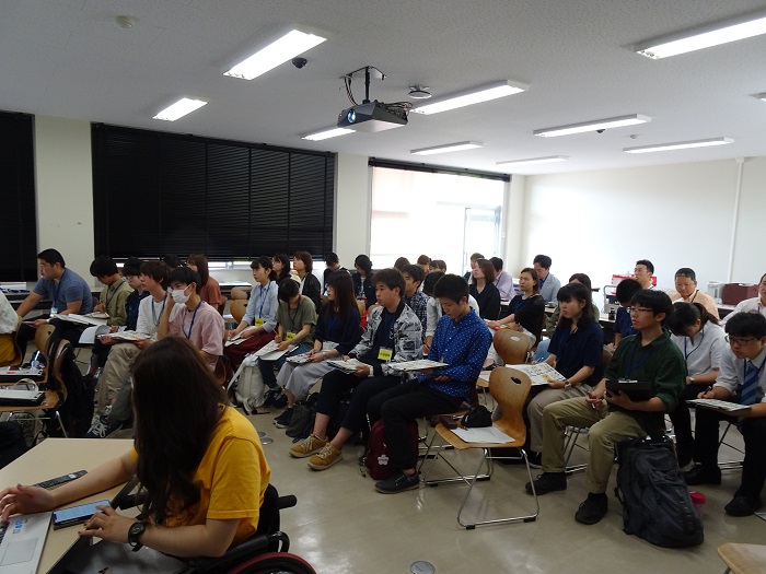 会場の熱心に聞き入る学生たち