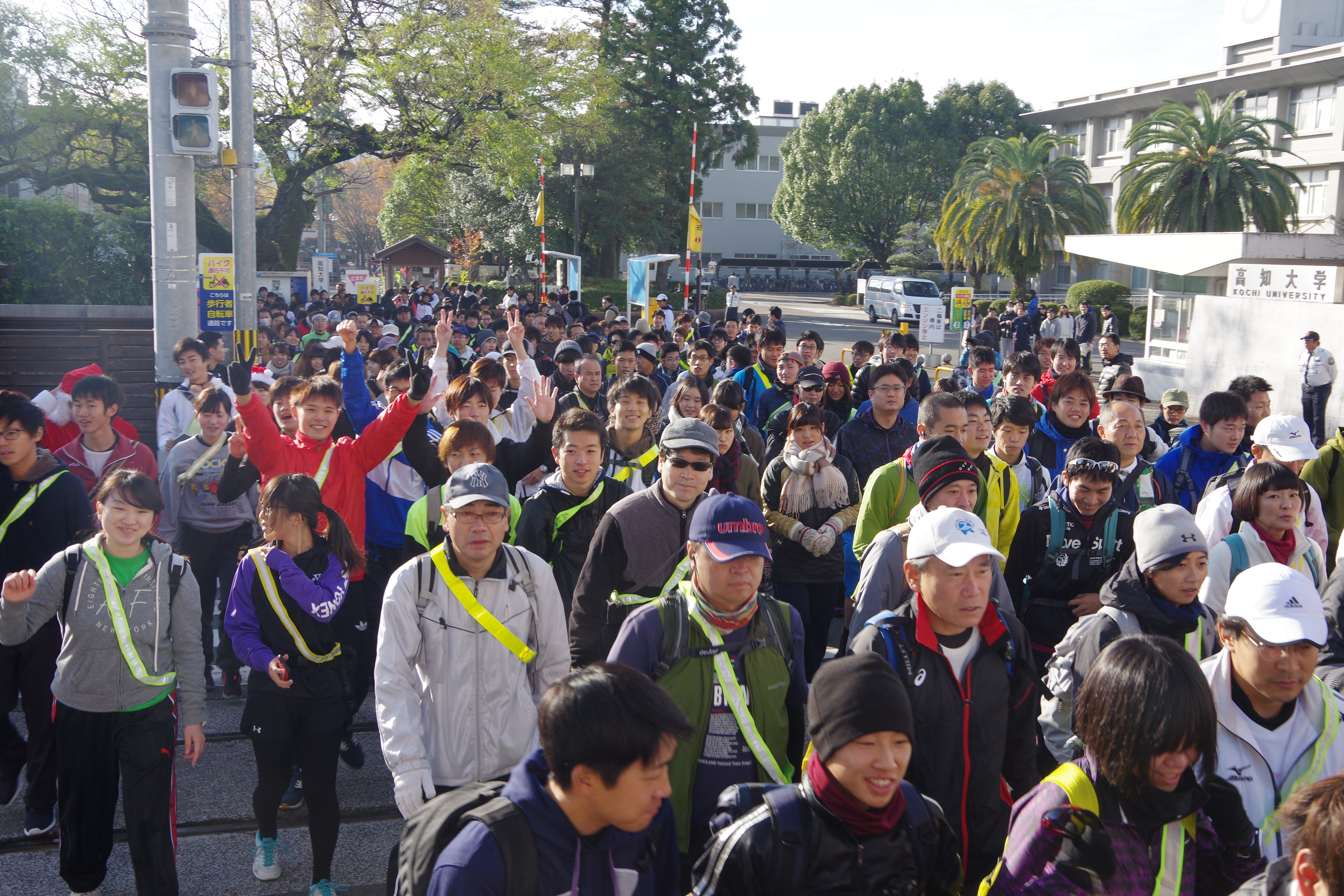 朝倉キャンパスを出発する参加者