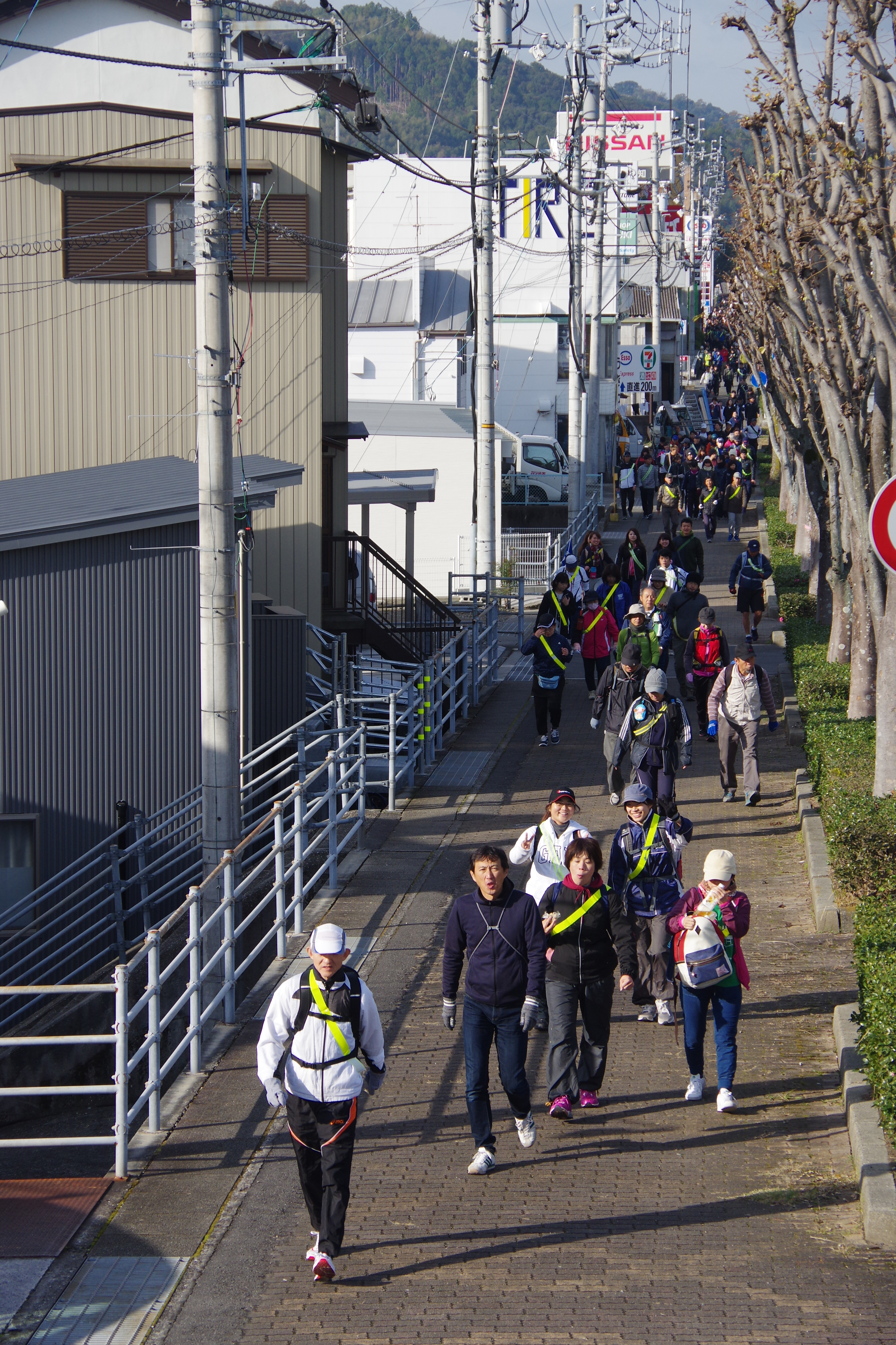 高知市内を歩く様子