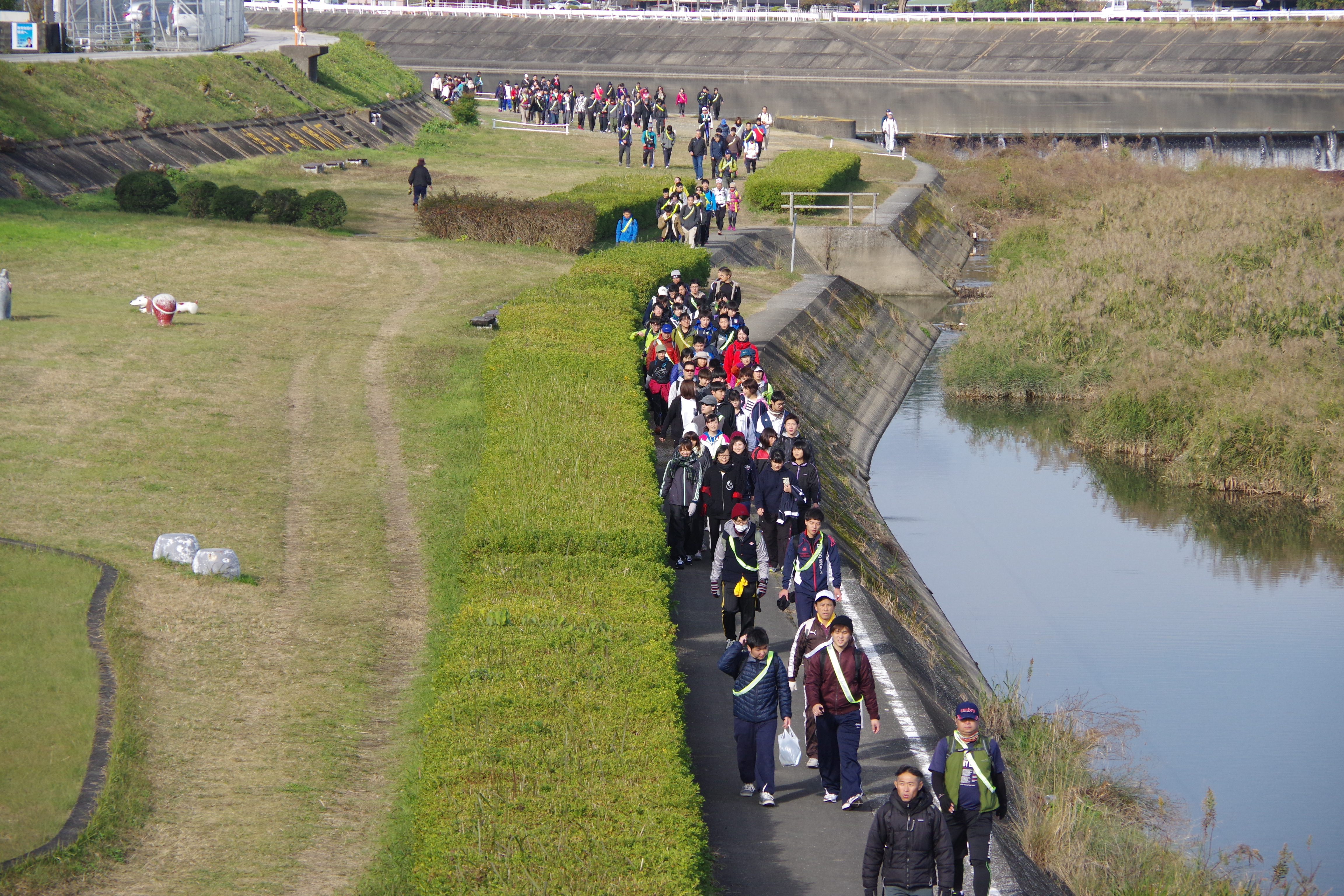 高知市内の河川敷を元気よく貫歩する参加者