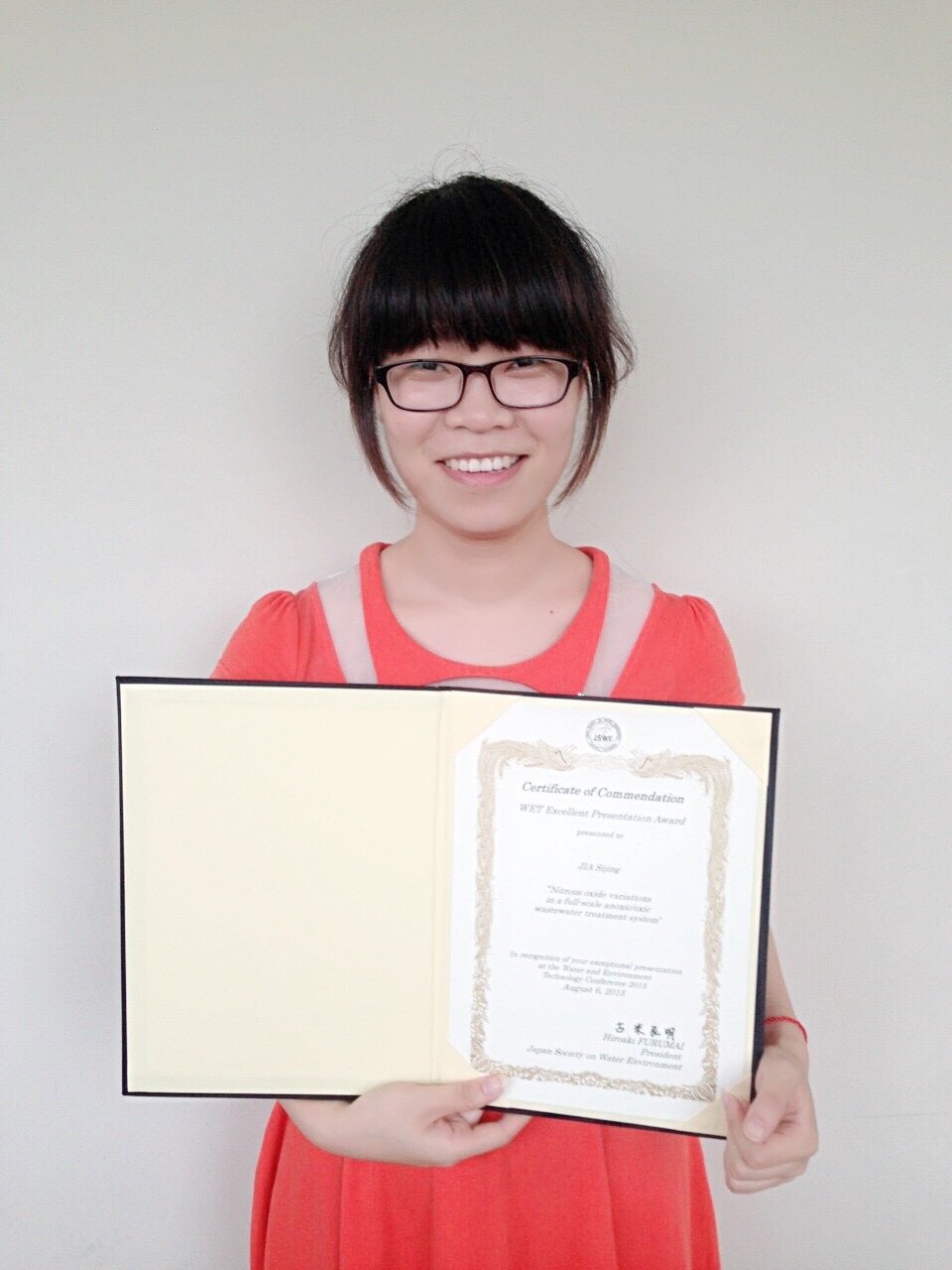 受賞した贾　思静さん