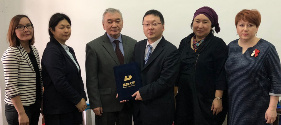 カザフ国立大学との協定締結.png