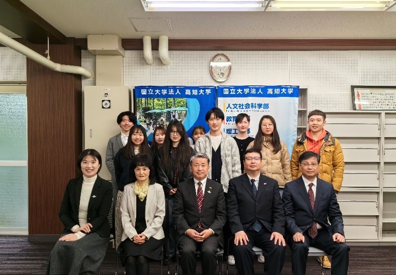 記念撮影（学生との懇談）.jpg