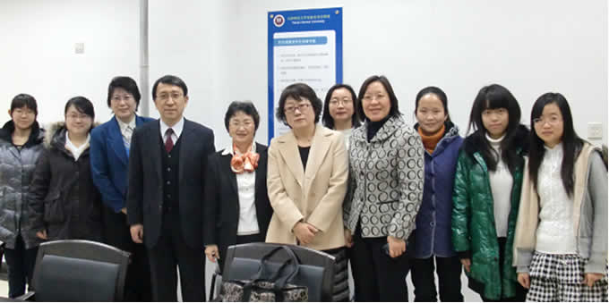 教育学院の学生と記念撮影（天津師範大学）