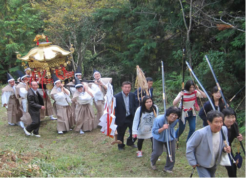 御旅所へ向かう神輿