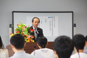 挨拶をする脇口学長