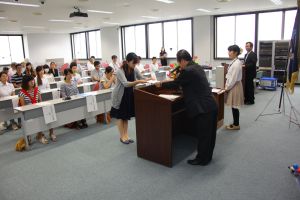 通知書を受け取る採択者