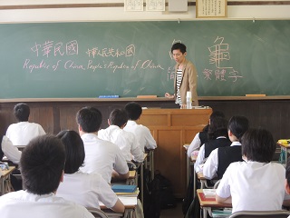 県立高校で留学生が授業