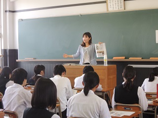 県立高校で留学生が授業