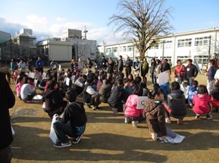 留学生と高知市立第四小学校6年生との英語による交流事業