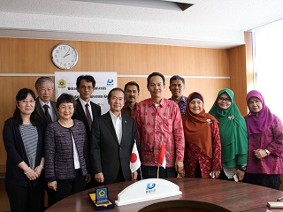 スリウィジャヤ大学教育学部長等による学長表敬訪問 スリウィジャヤ大学教育学部長等による学長表敬訪問