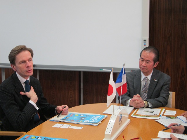 フランス総領事館・総領事02