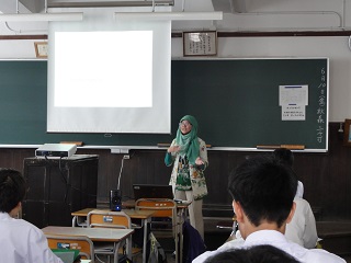 県立高校で本学留学生が授業