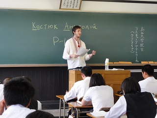県立高校で本学留学生が授業