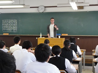 県立高校で本学留学生が授業