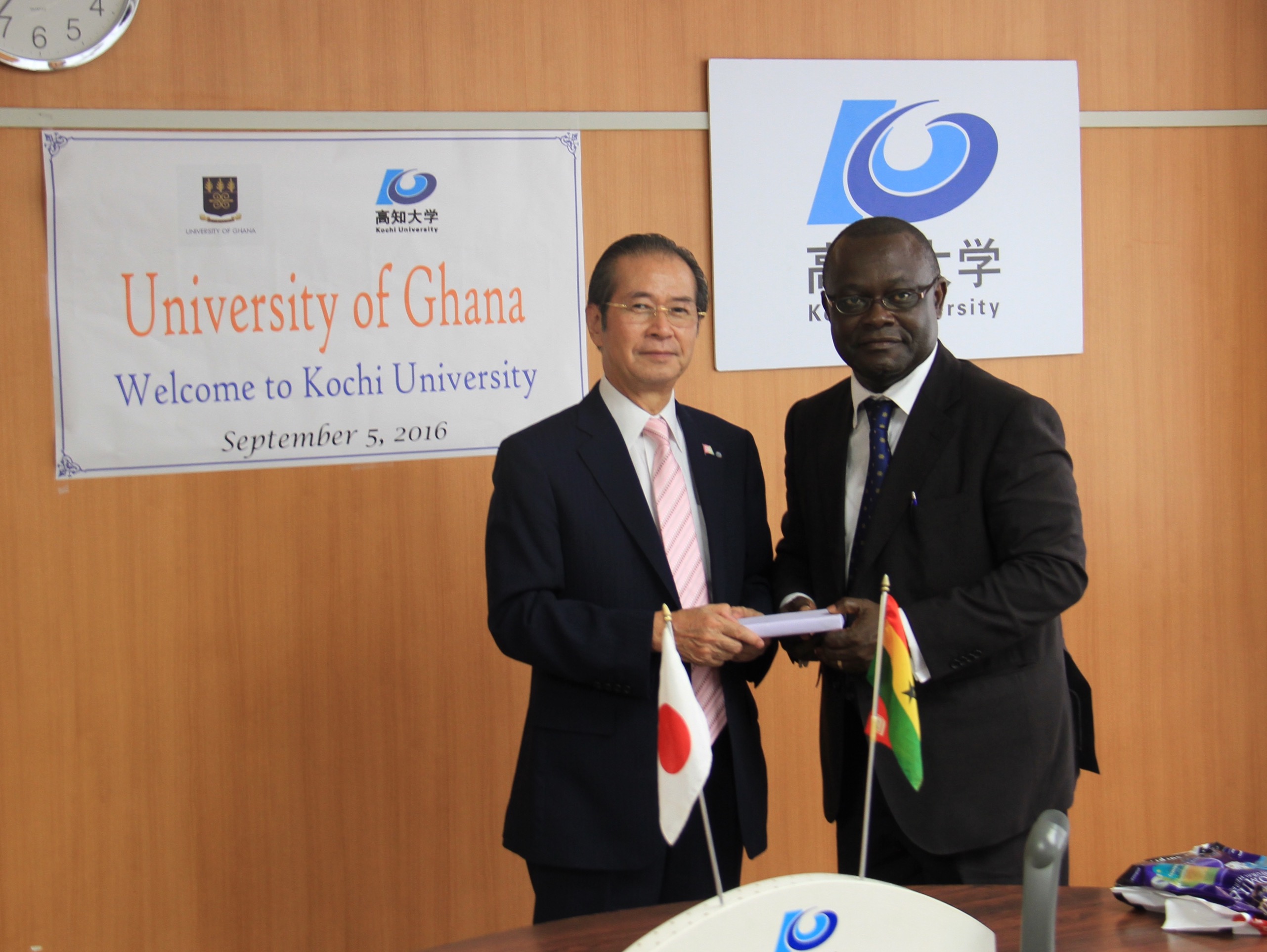 オウス氏学長表敬.jpg オウス氏学長表敬.jpg