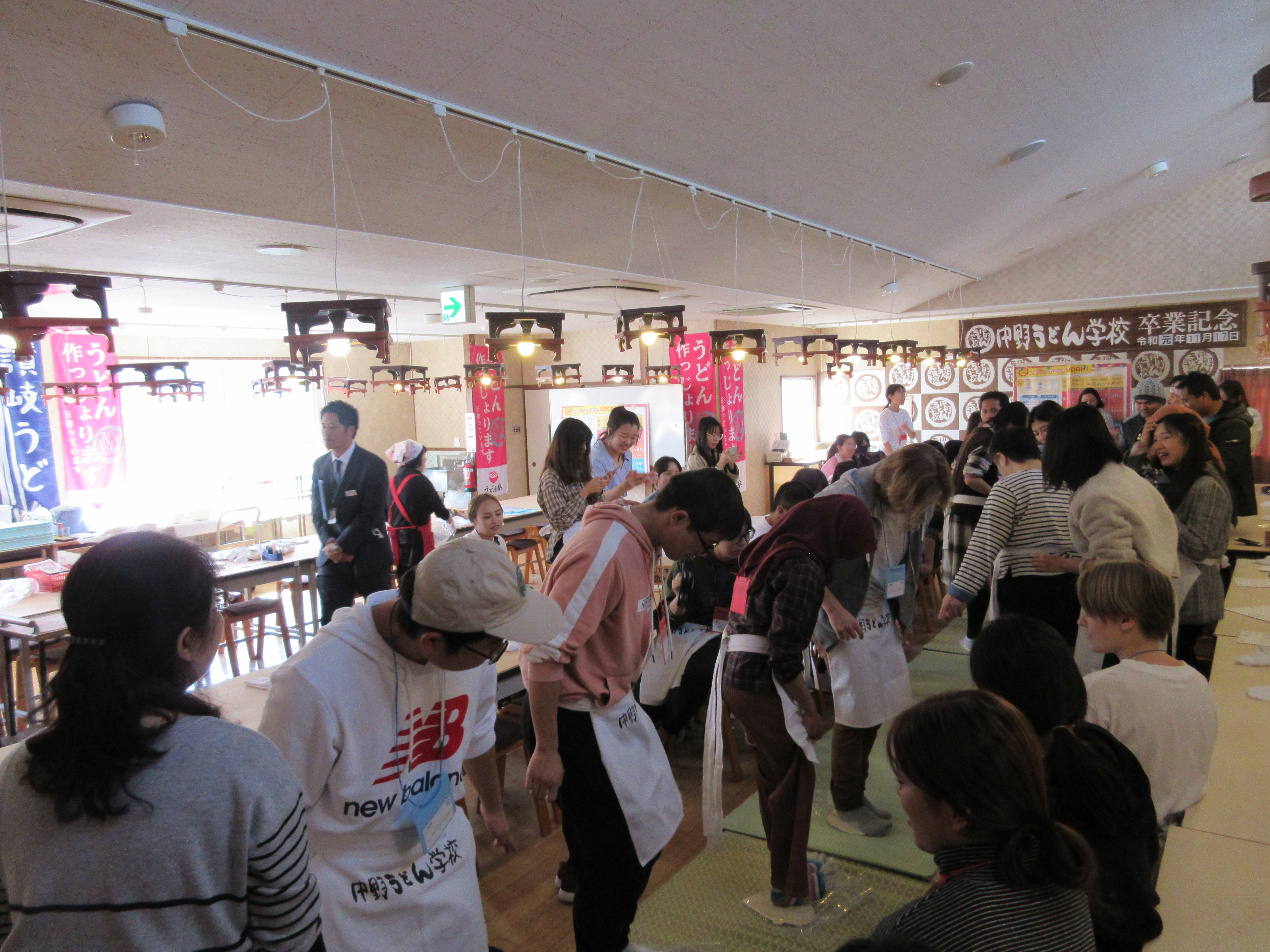 見学ツアー(うどん足踏み).JPG
