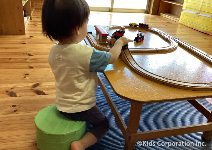 子供が遊んでいる様子
