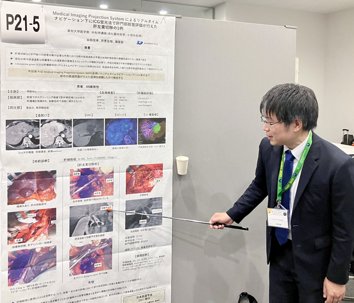 ポスターでの説明の様子