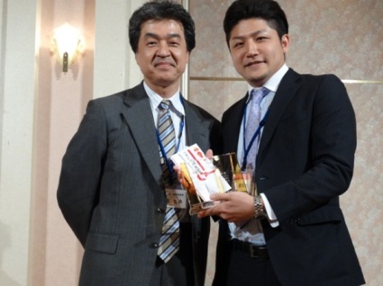 ベスト研修医賞 菅健太郎先生(右側)