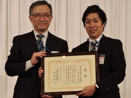 優秀研修医センター長特別賞 山本博隆先生(右側)