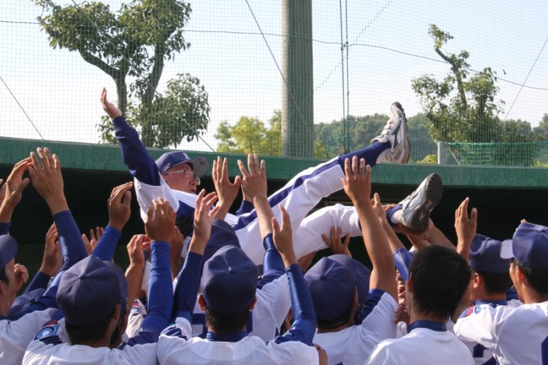 秋季四国六大学野球リーグ優勝監督胴上げ