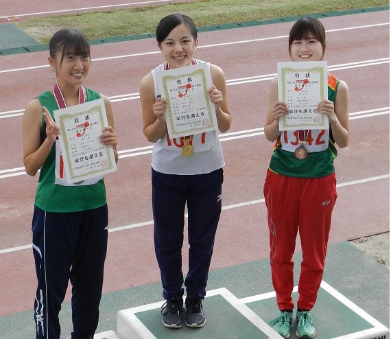 朝日佳奈（人文４・女子1500ｍ）さんの表彰式.jpg