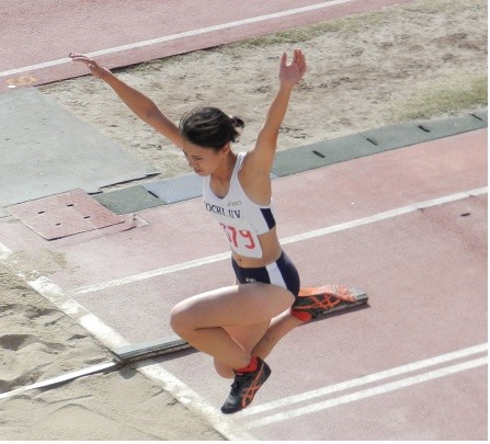 山中映莉華（教育3）さんの跳躍（女子三段跳）.jpg