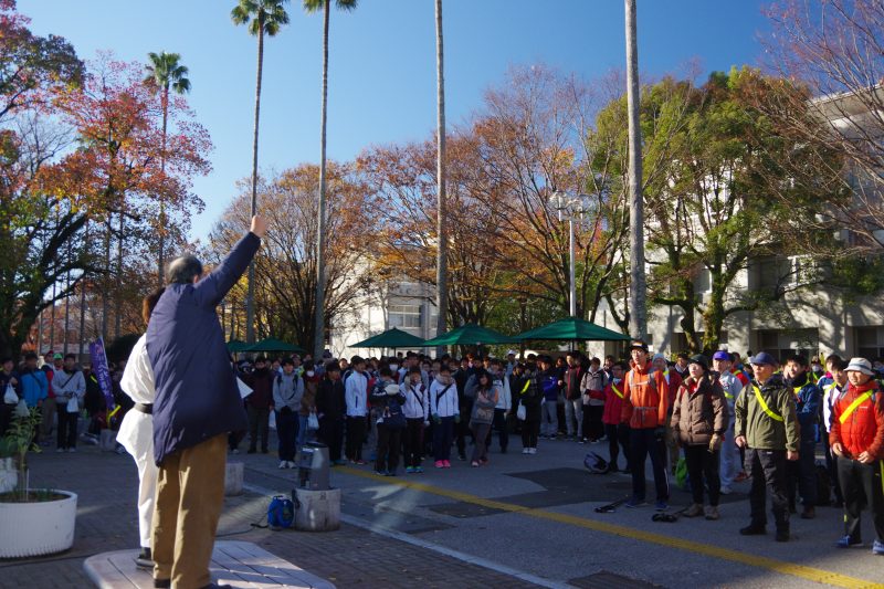 開会式での集合写真