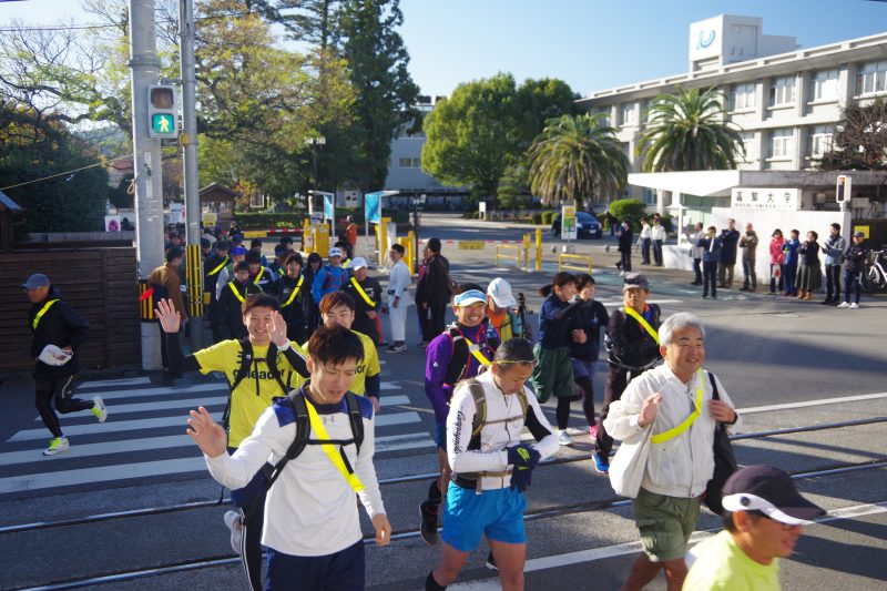 出発前の開会式参加者全員で「頑張るぞ～！」