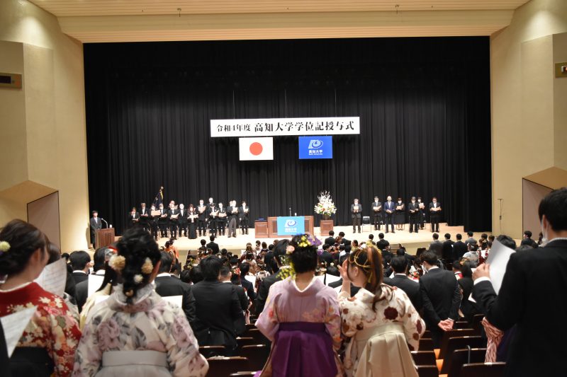 写真1_学位記授与式_学歌斉唱