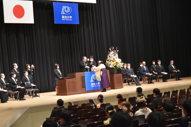 写真2_学位記授与式_学位記授与