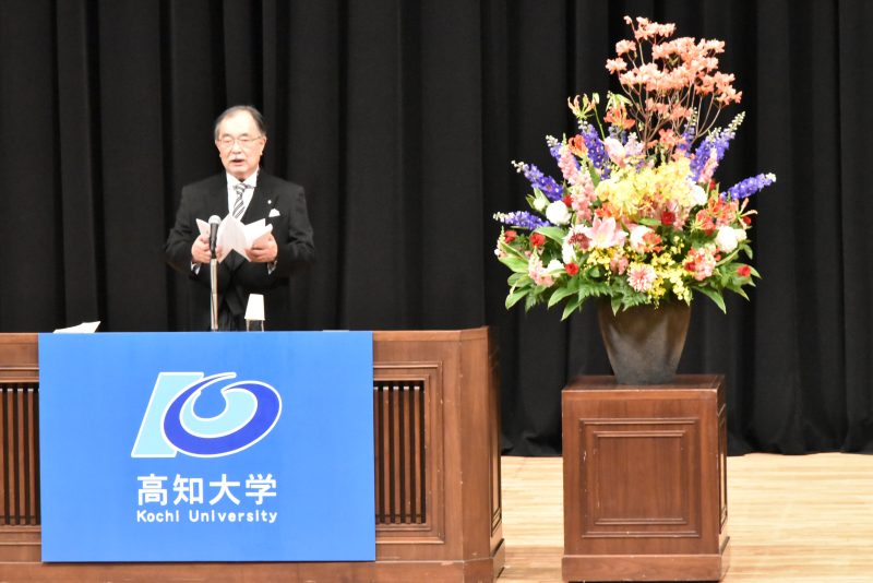 写真3_学位記授与式_学長告辞