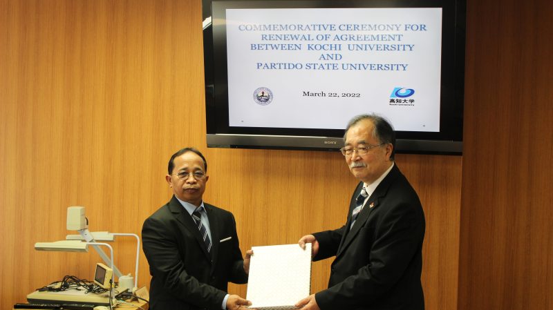 櫻井学長から記念品贈呈