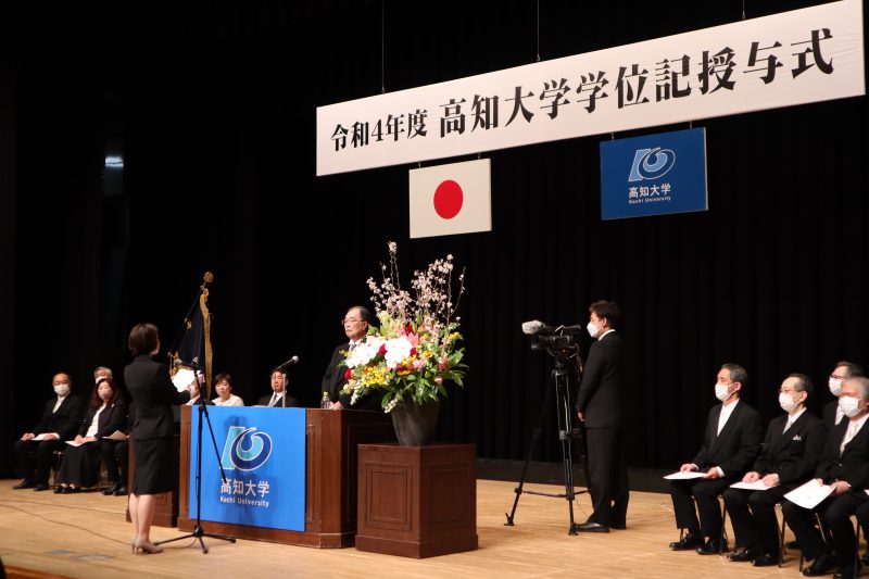 写真4_学位記授与式_修了生謝辞