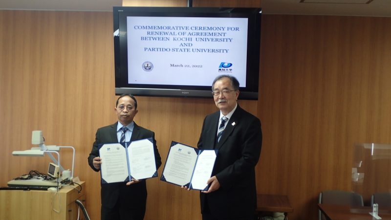 協定書を手にするBradecina学長(左)と櫻井学長(右)