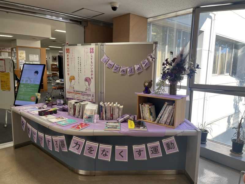 写真③_図書館2階の展示