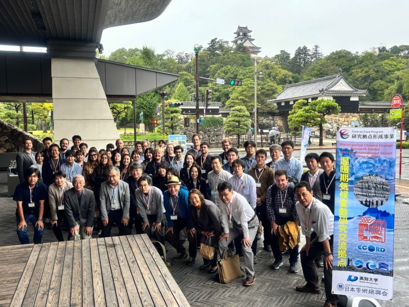 1日目 高知城前にて集合写真