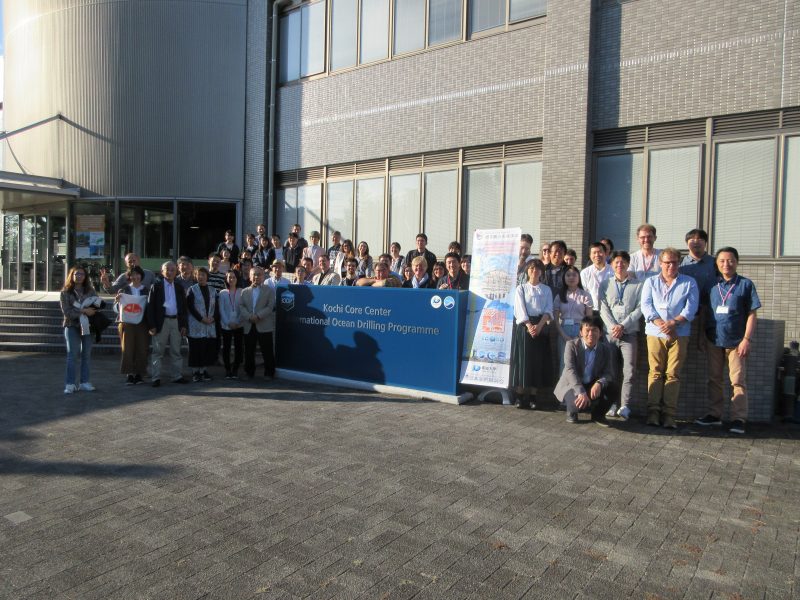 2日目⾼知⼤学海洋コア国際研究所　IODP3の看板前にて集合写真