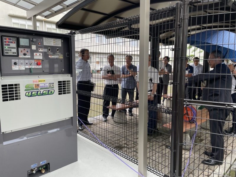 03_画像（R7年度第3回危機管理本部会議-ディーゼル発電機視察の様子）